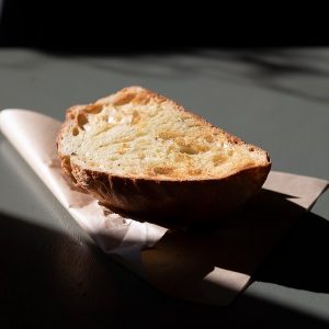 Pâinică coaptă cu unt aromatizat - 150g